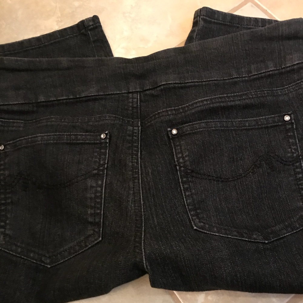 D & Co capri pants